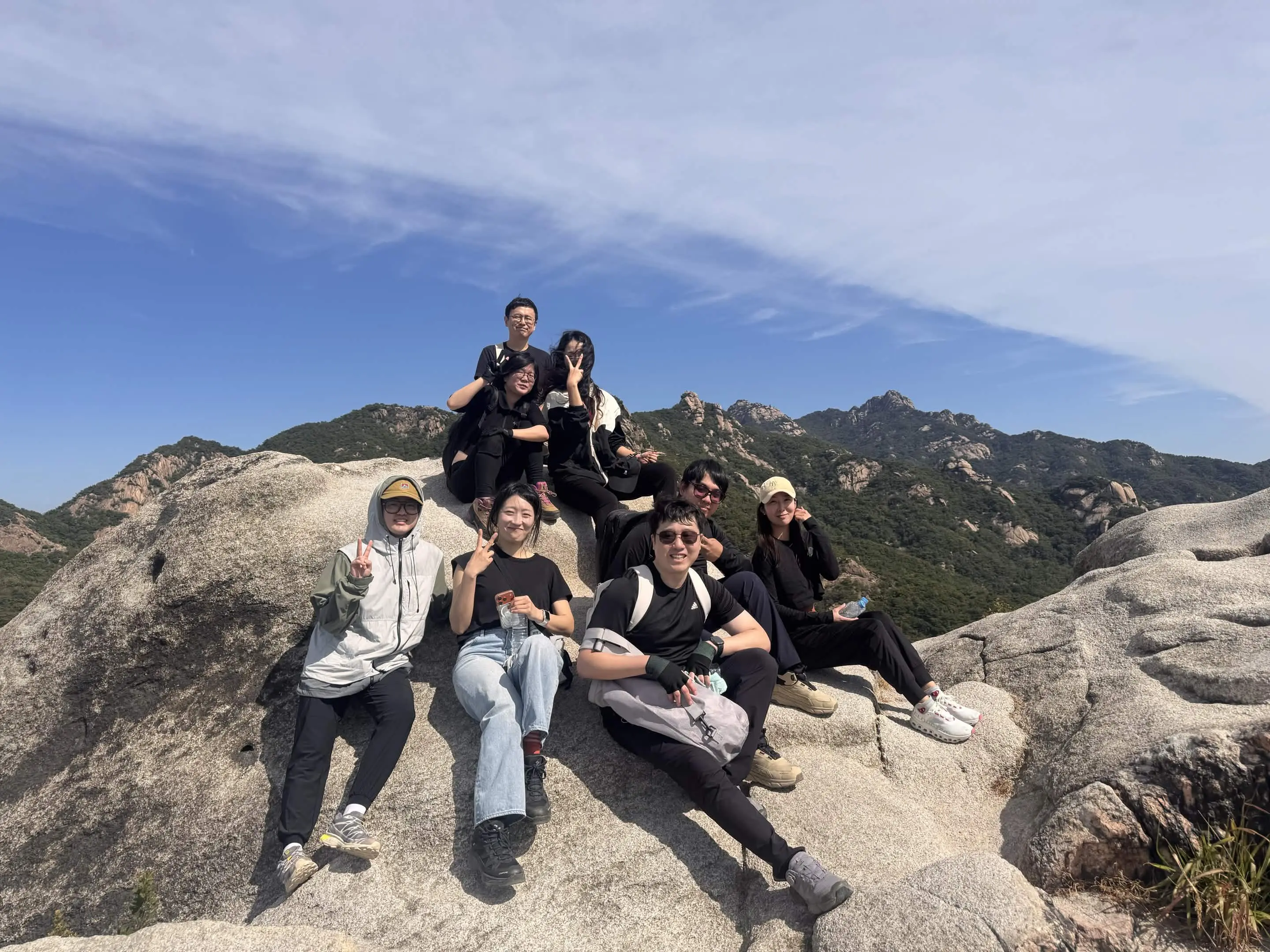 산 정상에서 함께 호흡을 맞춘 OFF THE RECORD 참여자들
